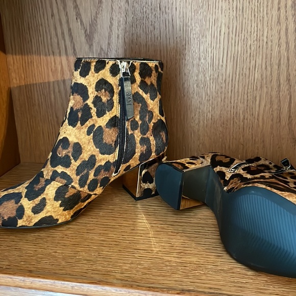 Gorgeous pair of boots by DKNY made with cow fur - Picture 2 of 3